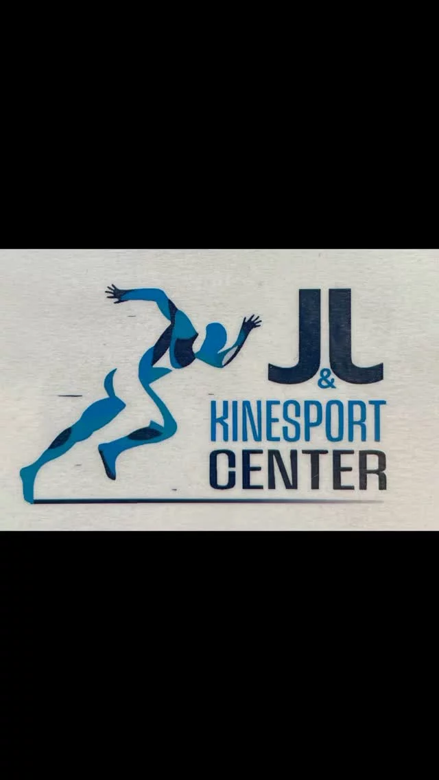 Dernier jour de formation à la FCKS Condorcet. Nous avons eu le plaisir d’assister au cours de renforcement fonctionnel animé par Alain PTAK, éminent spécialiste en la matière au sein du cabinet sportif J&J à Tournai. Merci aux valeureux guerriers et guerrières pour avoir relevé tous les défis d’exercices et d’avoir mouillé leur maillot pour la der des ders !  Merci à JF Mbuy pour sa mise à disposition des locaux. Merci à tous les intervenants qui se sont illustrés durant l’année. Merci aux participant(e)s de nous avoir fait confiance ! N’hésitez pas à consulter le programme de l’année prochaine. Les inscriptions sont déjà actualisées pour 2025-26. En espérant vous y rencontrer 💪🏽 May the Sport be a part of you ! #formationkiné #formationkine #formationkinesport